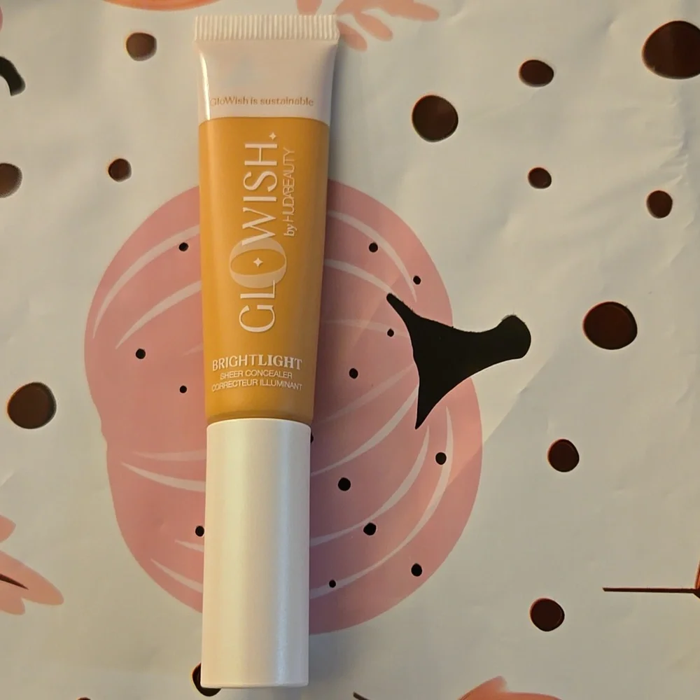 Huda Beauty Glowish Bright Light Hydrating Sheer Vegan Concealer 04 Light Medium